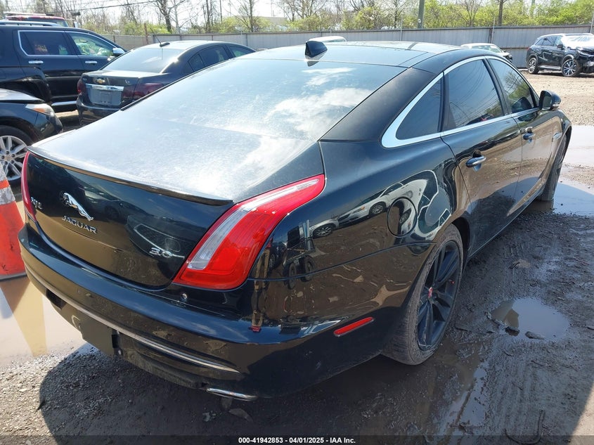 2016 JAGUAR XJ VIN: SAJWA2G71G8W02375