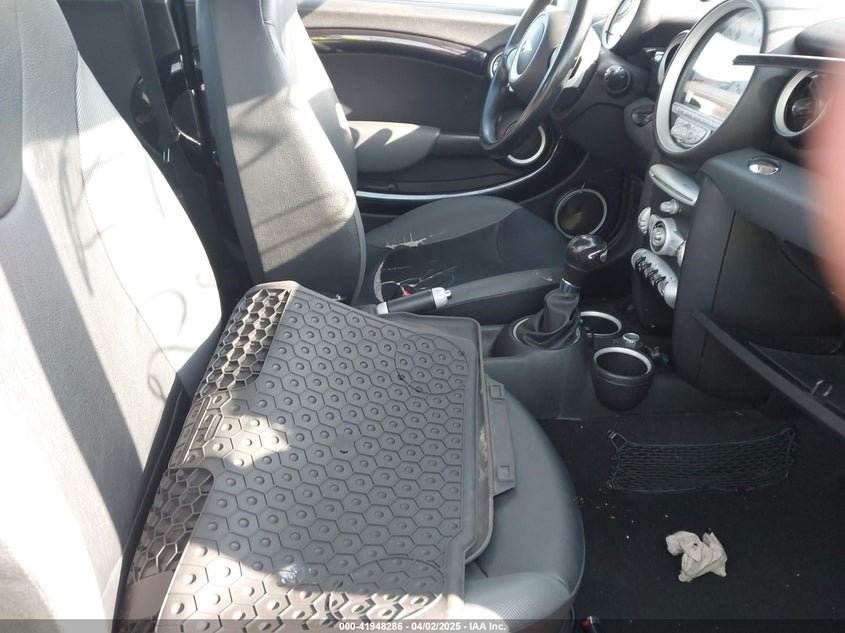2008 MINI COOPER VIN: WMWMF33568TT60843