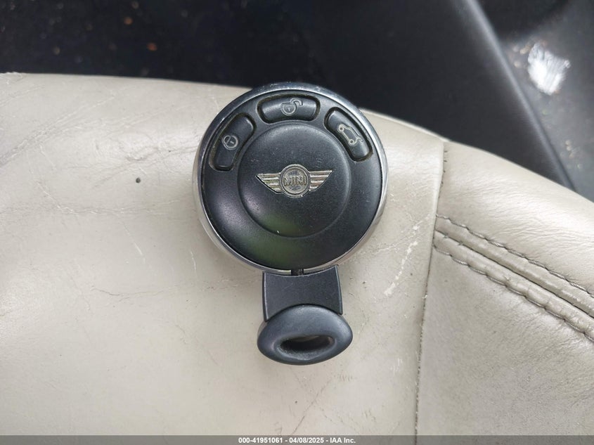 2013 MINI CONVERTIBLE VIN: WMWZN3C54DT568819