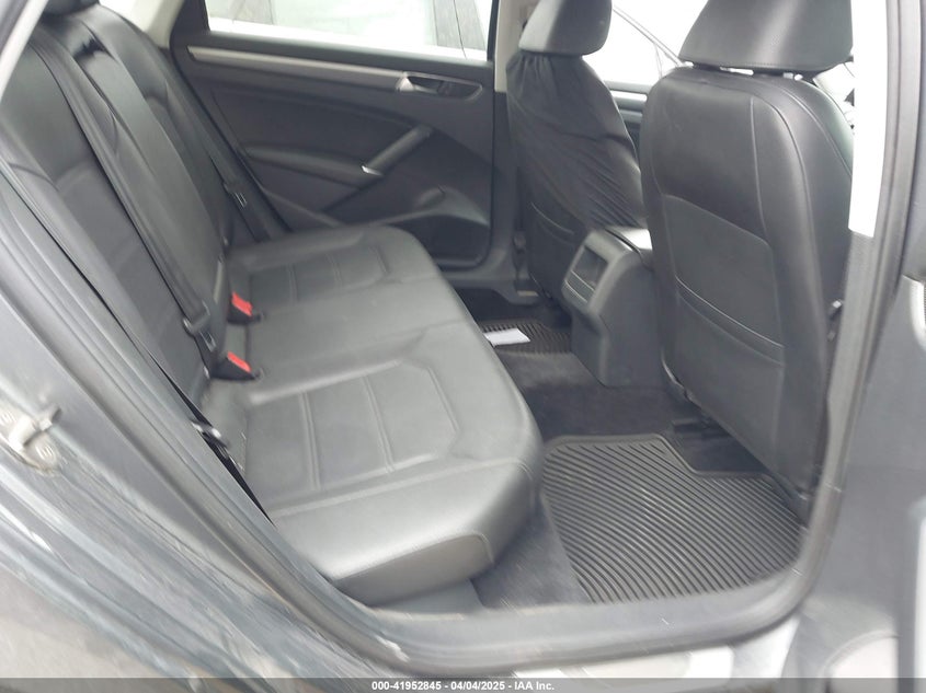 2017 VOLKSWAGEN PASSAT VIN: 1VWDT7A34HC060154