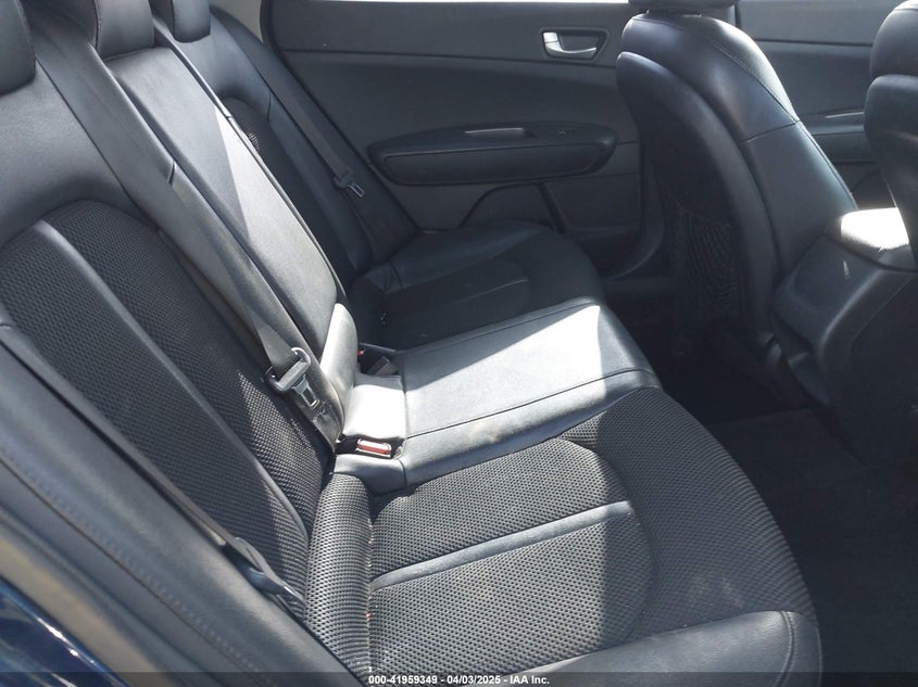 2019 KIA OPTIMA VIN: 5XXGT4L34KG296578