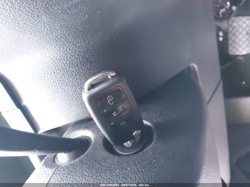 2011 VOLKSWAGEN TIGUAN VIN: WVGBV7AX5BW528577