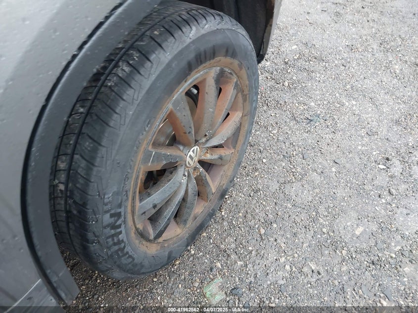 2011 VOLKSWAGEN TIGUAN VIN: WVGBV7AX5BW528577