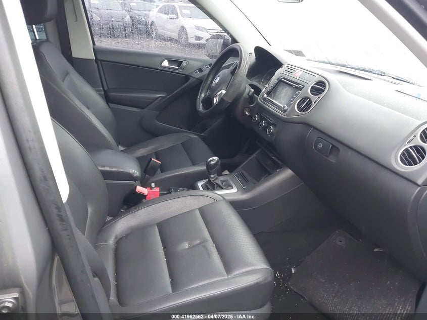 2011 VOLKSWAGEN TIGUAN VIN: WVGBV7AX5BW528577