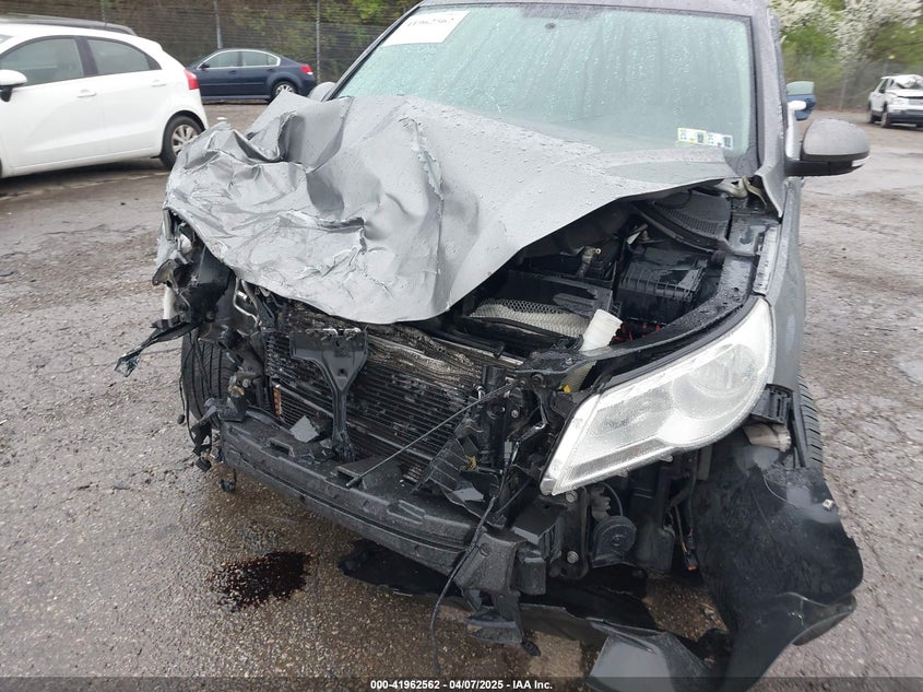 2011 VOLKSWAGEN TIGUAN VIN: WVGBV7AX5BW528577