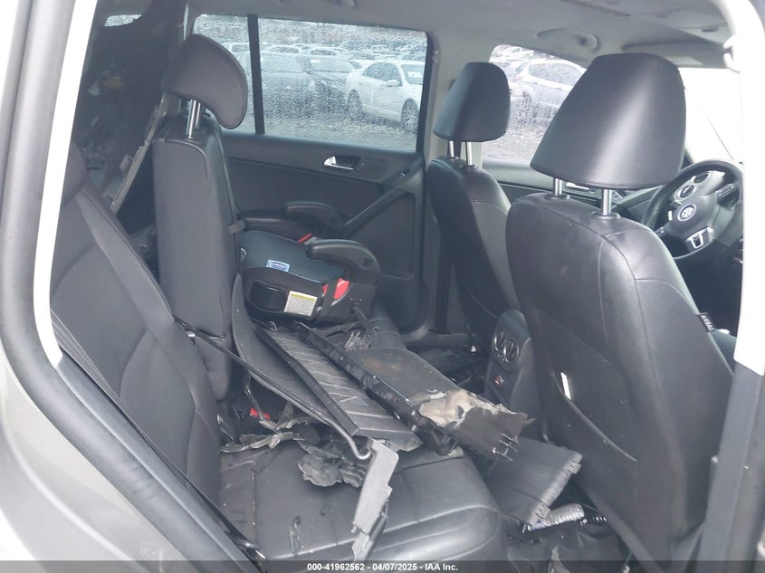 2011 VOLKSWAGEN TIGUAN VIN: WVGBV7AX5BW528577