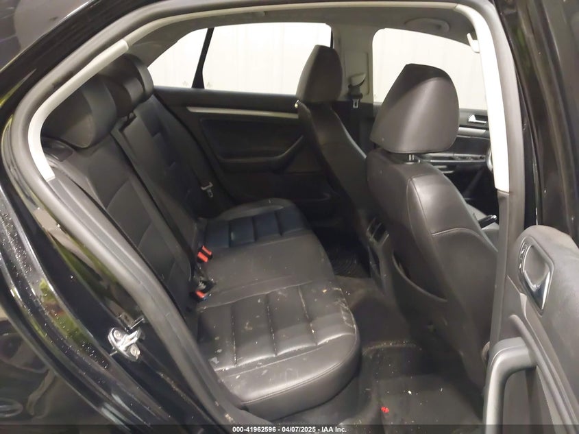 2010 VOLKSWAGEN JETTA VIN: 3VWAX7AJ0AM074675