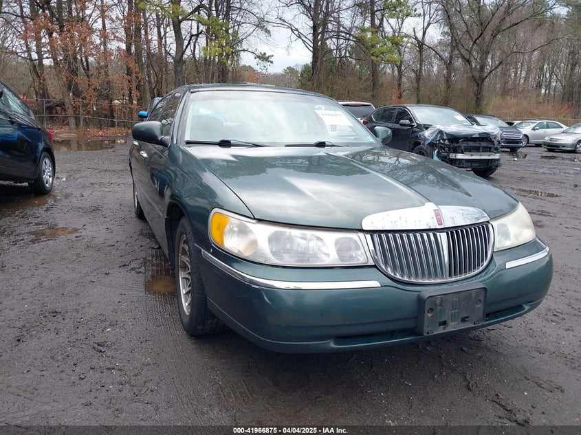 2000 Lincoln Town Car Signature green sedan gasoline 1LNHM82W1YY813556 photo #1