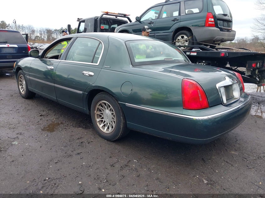 2000 Lincoln Town Car Signature green sedan gasoline 1LNHM82W1YY813556 photo #4