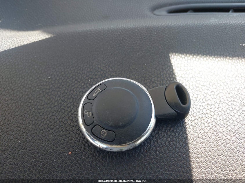 2012 MINI COOPER S VIN: WMWSV3C56CTY26211