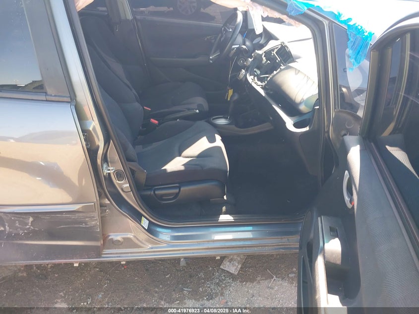 2011 HONDA FIT VIN: JHMGE8H64BC022557