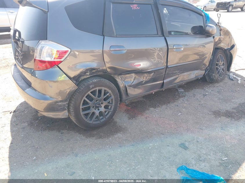 2011 HONDA FIT VIN: JHMGE8H64BC022557