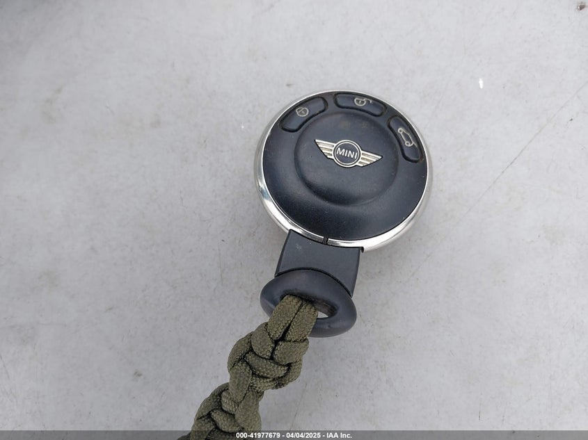 2009 MINI COOPER VIN: WMWMF33559TZ20935
