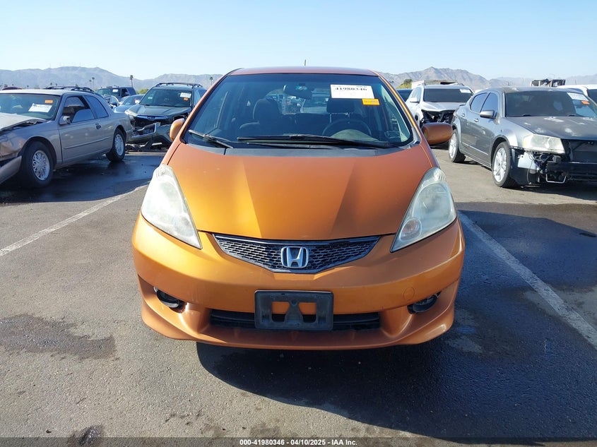 2011 HONDA FIT VIN: JHMGE8G54BC008151