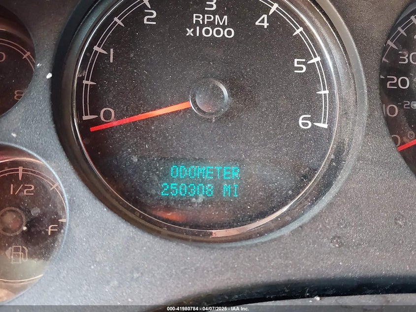 2011 CHEVROLET SUBURBAN 1500 VIN: 1GNSCJE06BR386573