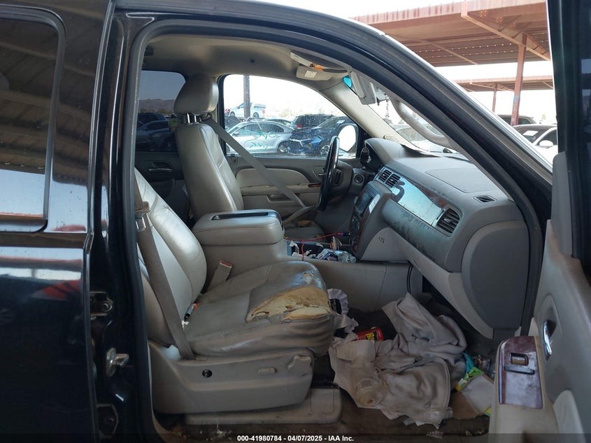 2011 CHEVROLET SUBURBAN 1500 VIN: 1GNSCJE06BR386573