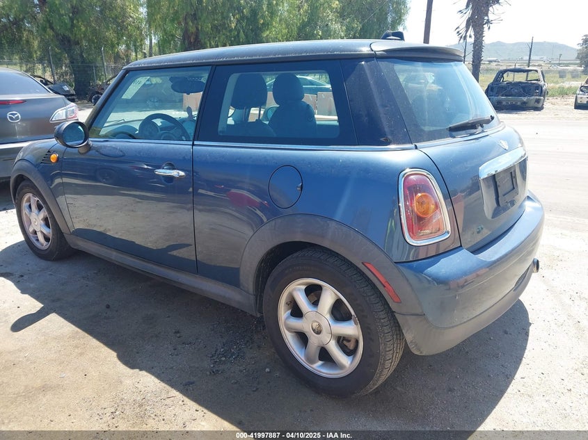 2010 MINI COOPER VIN: WMWMF3C56ATZ24156