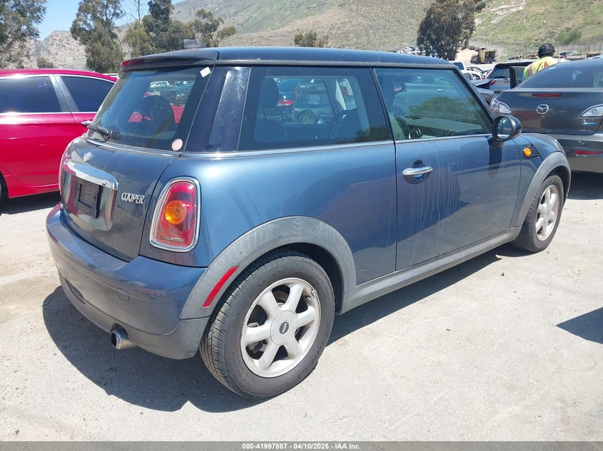 2010 MINI COOPER VIN: WMWMF3C56ATZ24156