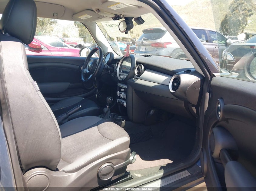 2010 MINI COOPER VIN: WMWMF3C56ATZ24156