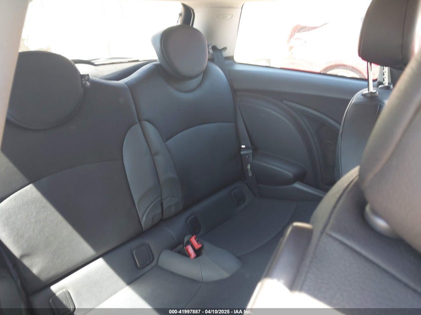 2010 MINI COOPER VIN: WMWMF3C56ATZ24156