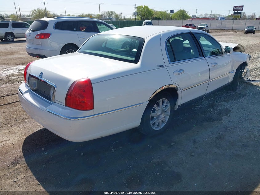 2007 LINCOLN TOWN CAR VIN: 1LNHM82V67Y630711