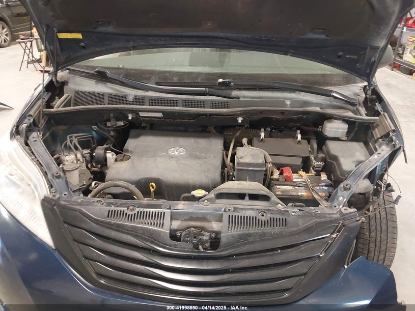 2011 TOYOTA SIENNA VIN: 5TDZK3DC8BS125884