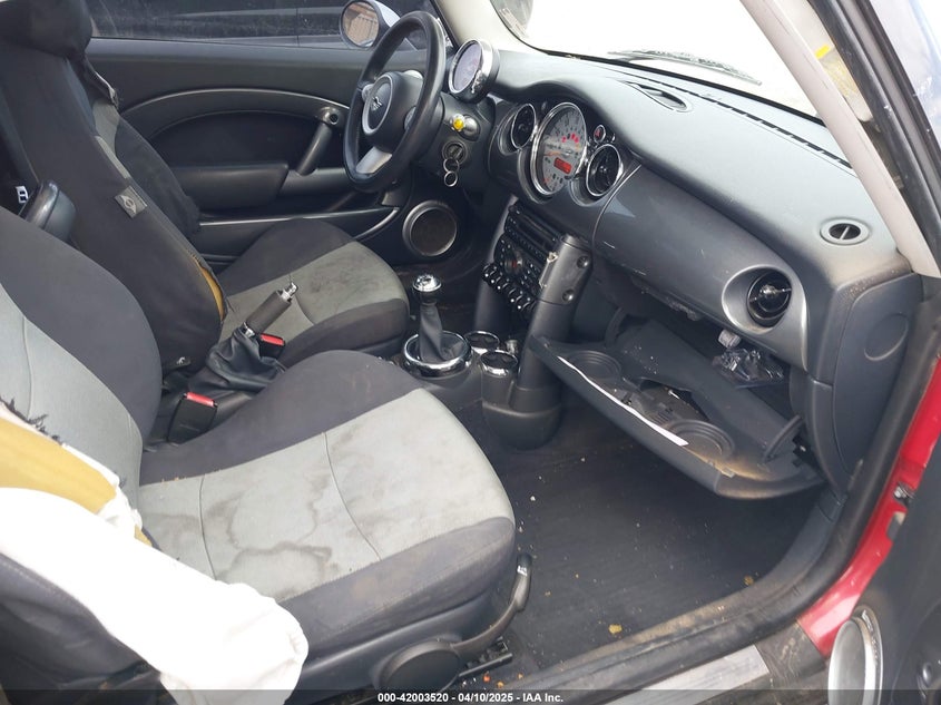2006 MINI COOPER VIN: WMWRC33516TK65263