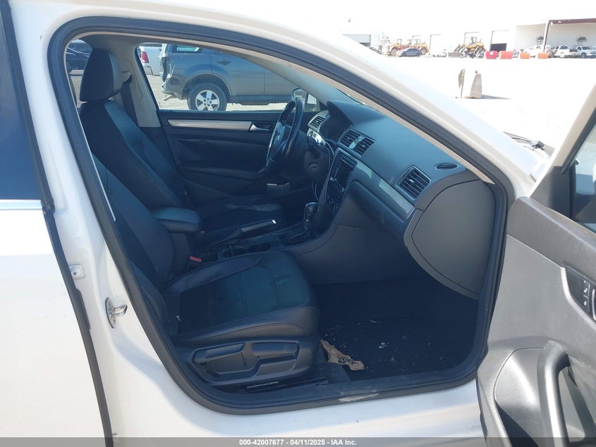 2015 VOLKSWAGEN PASSAT VIN: 1VWAT7A34FC085880
