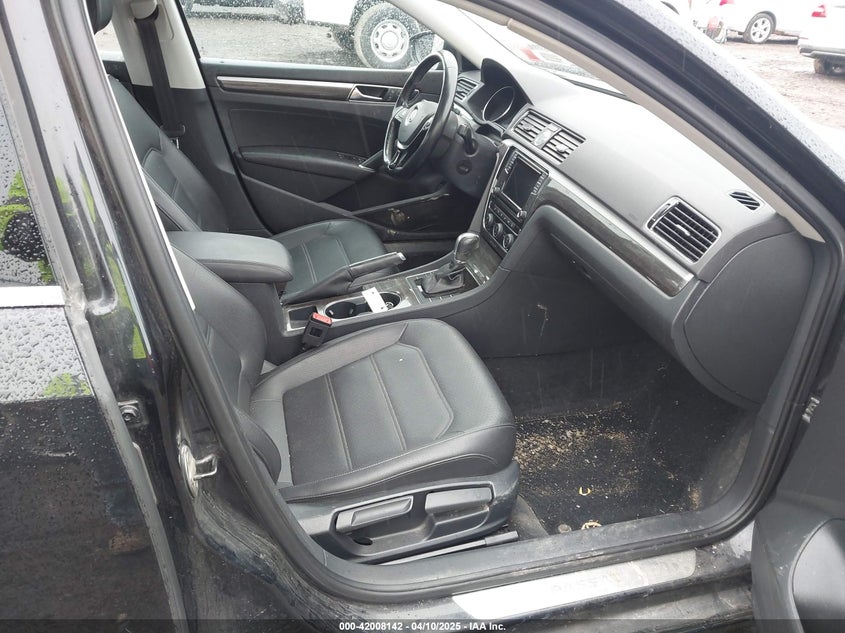 2017 VOLKSWAGEN PASSAT VIN: 1VWGT7A30HC031442