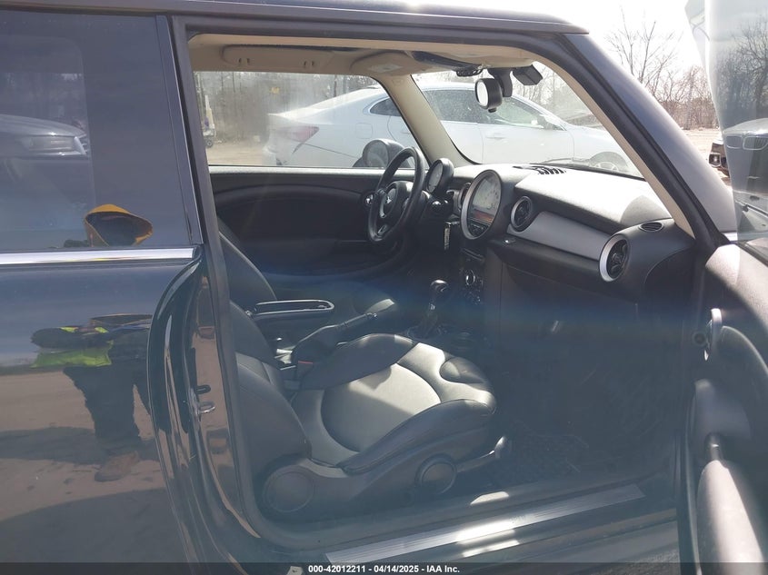 2013 MINI HARDTOP VIN: WMWSU3C54DT684526