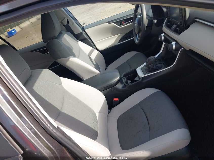 VIN 4T3RWRFV4MU049961 2021 TOYOTA RAV4 HYBRID XLE