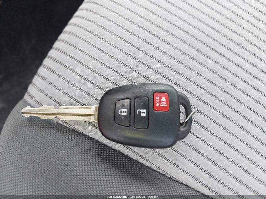 2014 TOYOTA RAV4 LE - JTMZFREV4EJ005203