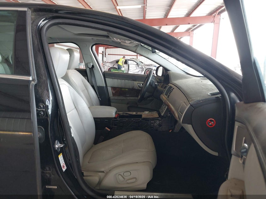 2011 JAGUAR XF VIN: SAJWA0GB8BLR82569
