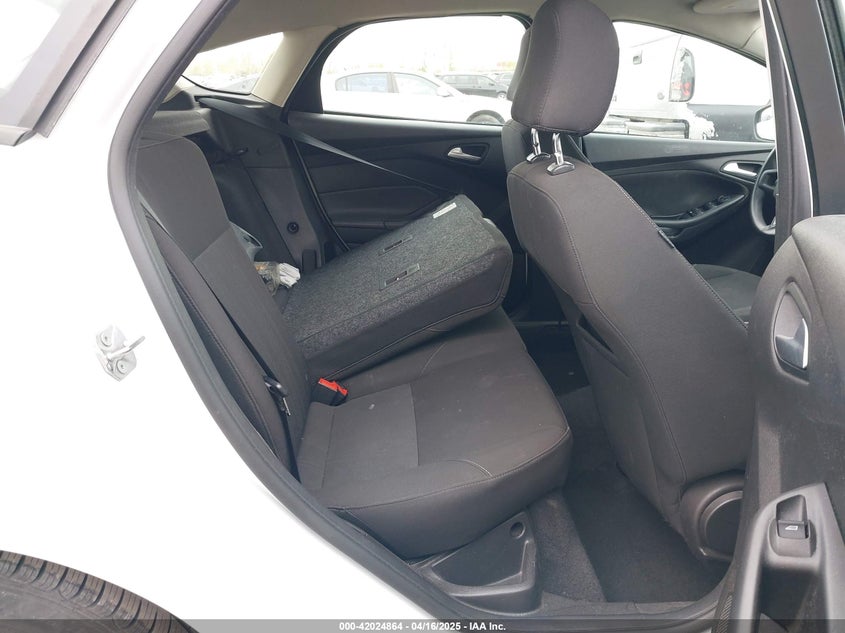 2015 FORD FOCUS SE - 1FADP3K21FL250003