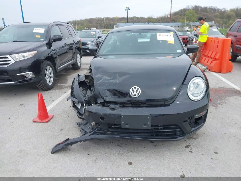 2018 VOLKSWAGEN BEETLE VIN: 3VWFD7AT1JM706390