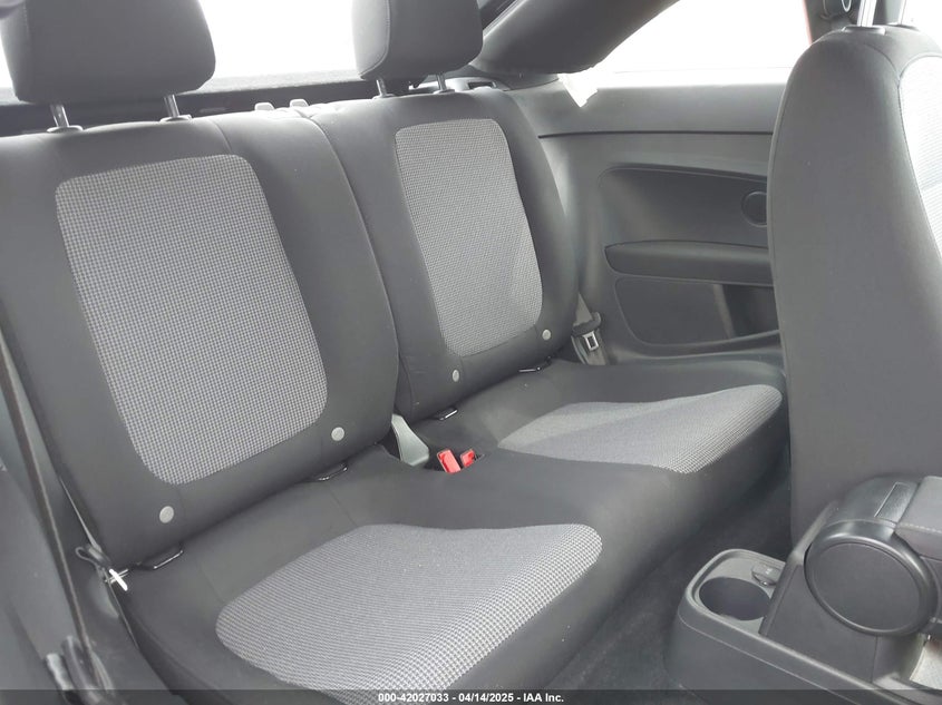 2018 VOLKSWAGEN BEETLE VIN: 3VWFD7AT1JM706390