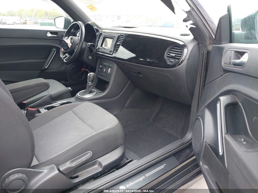 2018 VOLKSWAGEN BEETLE VIN: 3VWFD7AT1JM706390