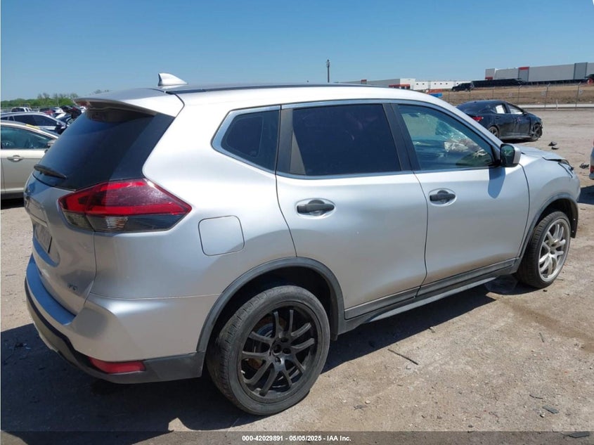 2018 NISSAN ROGUE VIN: KNMAT2MV0JP520818