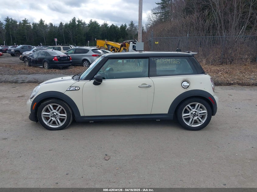 2011 MINI COOPER VIN: WMWSV3C58BTY22854