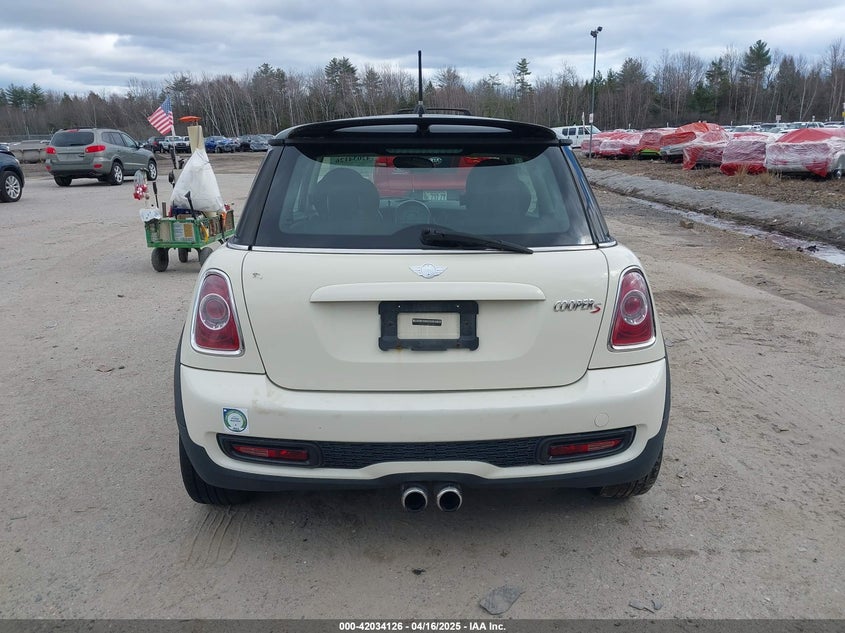 2011 MINI COOPER VIN: WMWSV3C58BTY22854