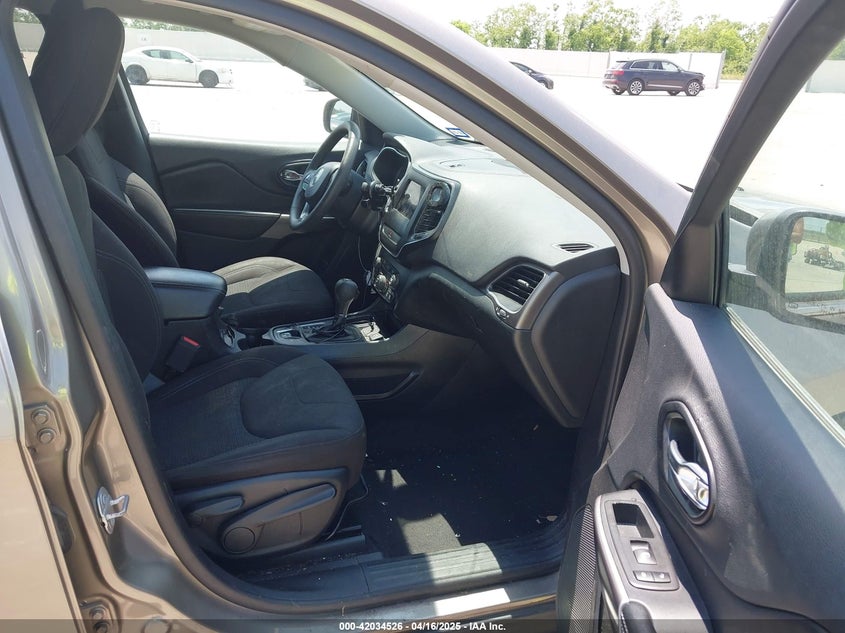 VIN 1C4PJLCB5KD327631 2019 JEEP CHEROKEE LATITUDE FWD