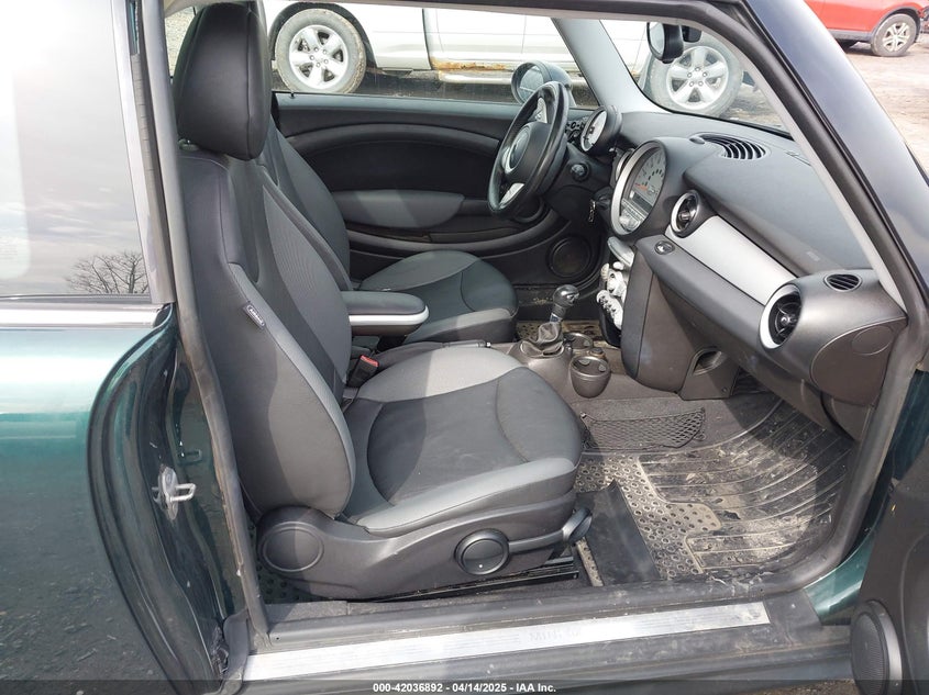 2010 MINI COOPER CLUBMAN VIN: WMWML3C56ATX37444