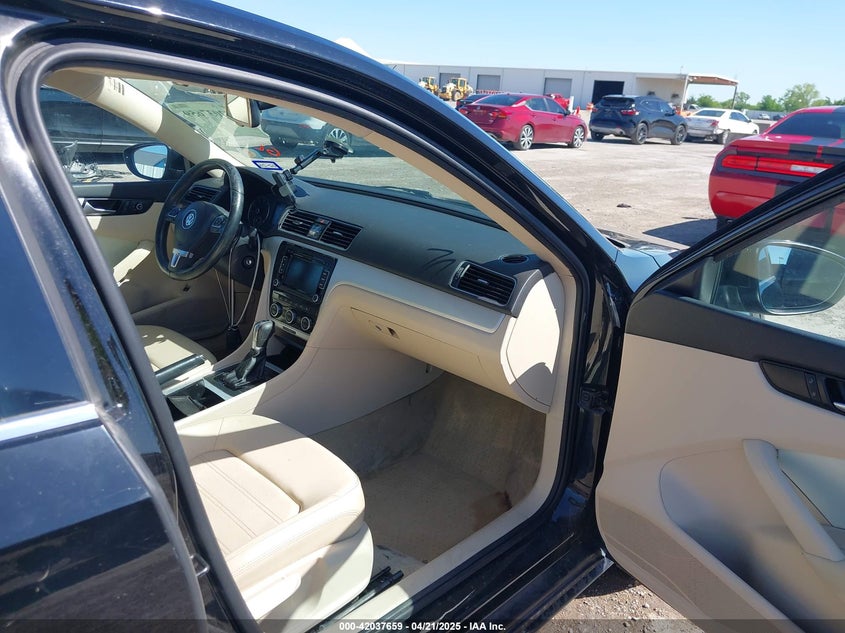 2012 VOLKSWAGEN PASSAT VIN: 1VWBM7A31CC094470