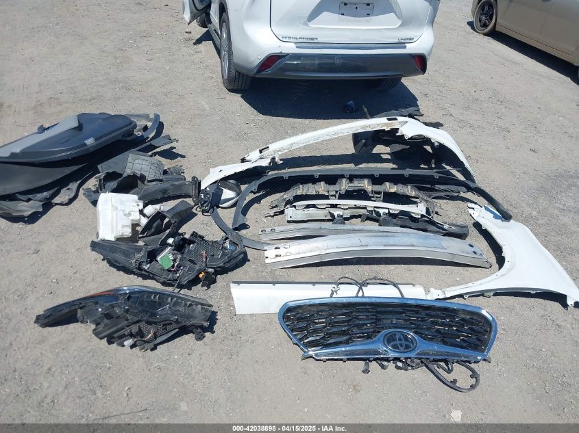 2022 Toyota Highlander - 5TDYZRAH7NS093671