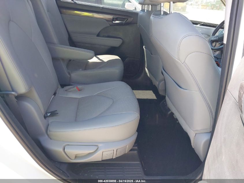 2022 Toyota Highlander - 5TDYZRAH7NS093671