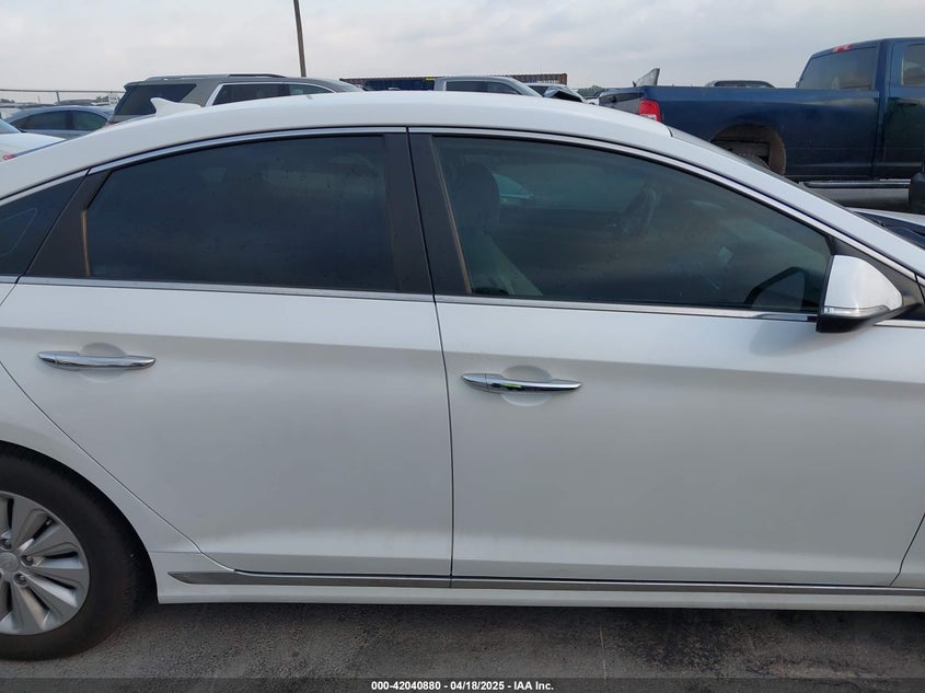 2017 HYUNDAI SONATA HYBRID VIN: KMHE24L11HA045817