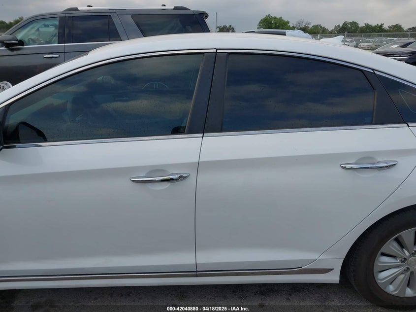 2017 HYUNDAI SONATA HYBRID VIN: KMHE24L11HA045817
