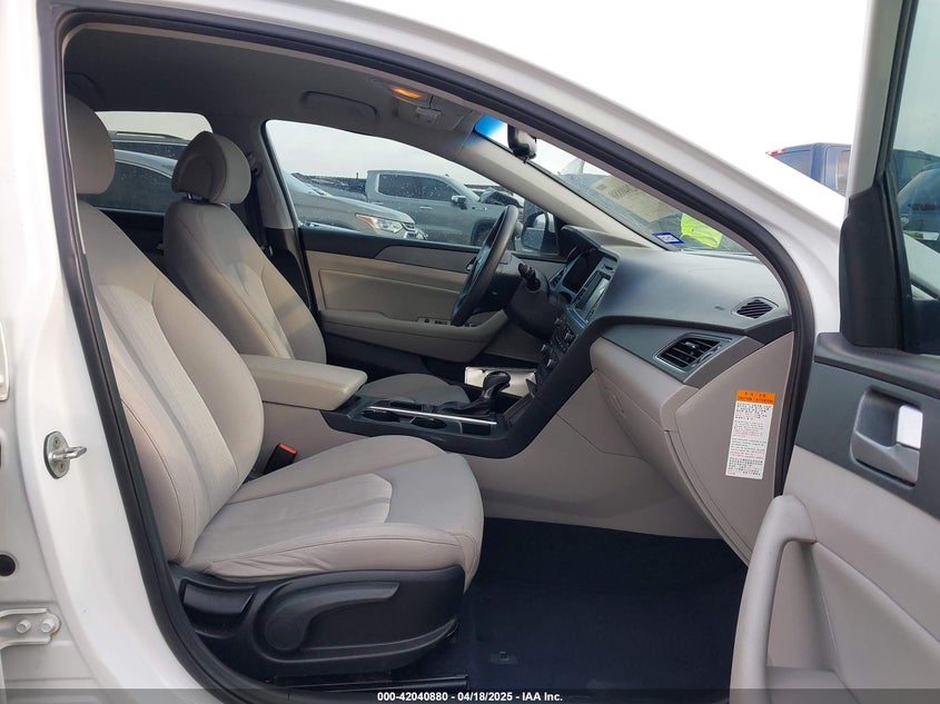 2017 HYUNDAI SONATA HYBRID VIN: KMHE24L11HA045817
