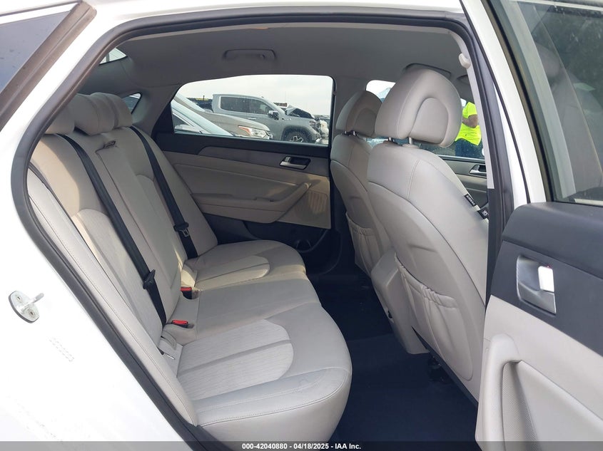 2017 HYUNDAI SONATA HYBRID VIN: KMHE24L11HA045817