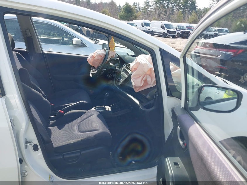 2013 HONDA FIT VIN: JHMGE8H5XDC004168